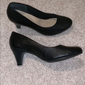 Black Flexi Heels. New, never worn. no tags. Sz 10
